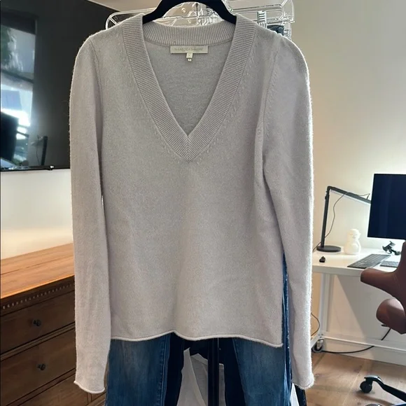 Elegant NAKED CASHMERE Gray cashmere V-Neck Sweater - Picture 1 of 4